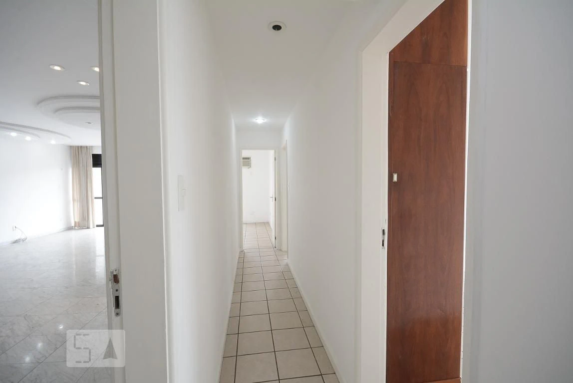 4-bedroom apartment in a building with a pool — photo 10