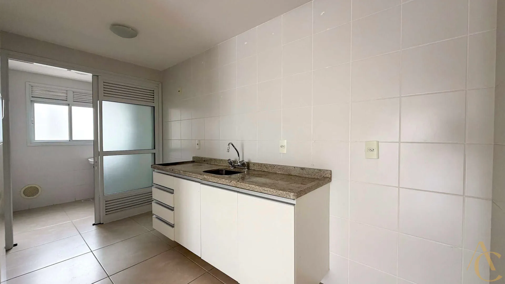 Balcony with a grill in a 3-bedroom apartment, 97 m² — photo 2