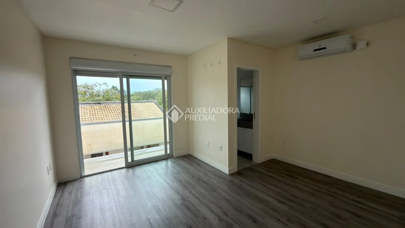 Balcony with a grill in a 4-bedroom house, 120 m² — photo 23