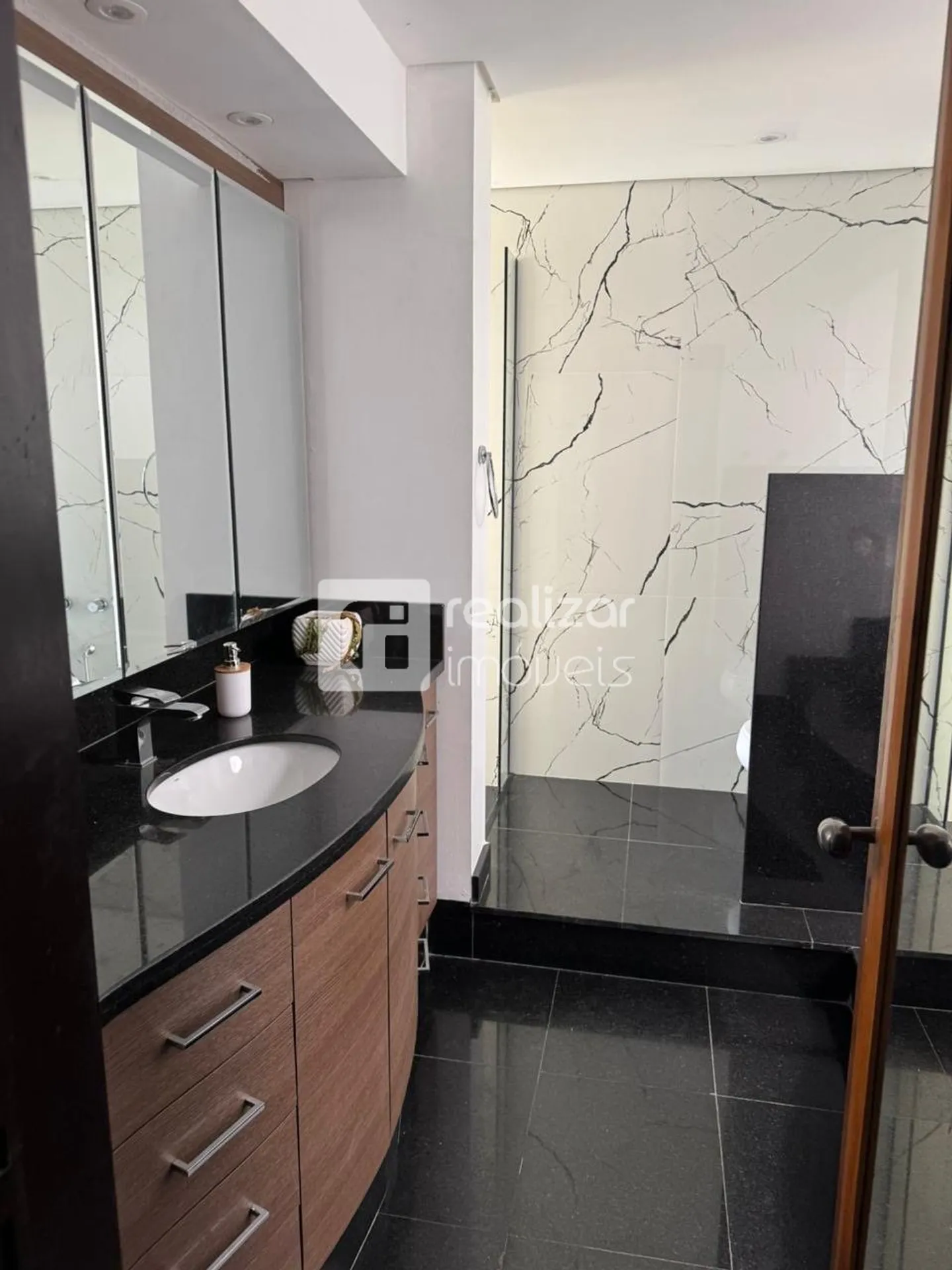 4-bedroom house with 599 m² and private garden