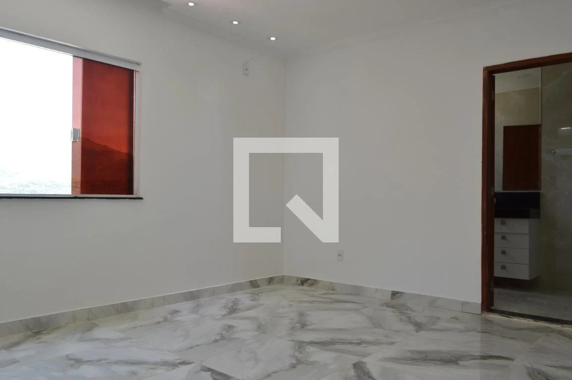 Casa de 3 quartos com janelas do piso ao teto — photo 21