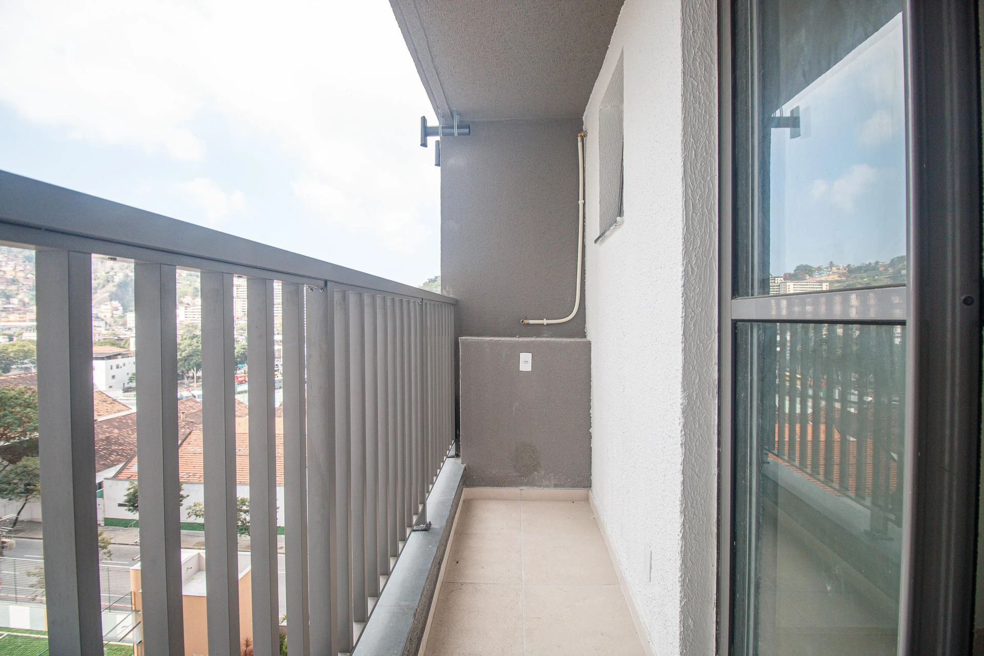 One-bedroom apartment with wood or laminate floors — photo 3