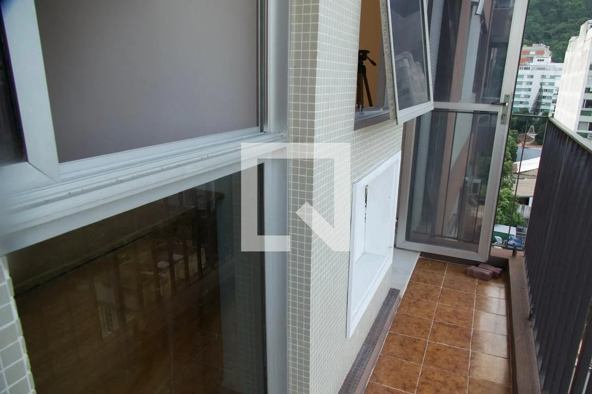 1-bedroom apartment with enclosed kitchen and balcony — photo 24