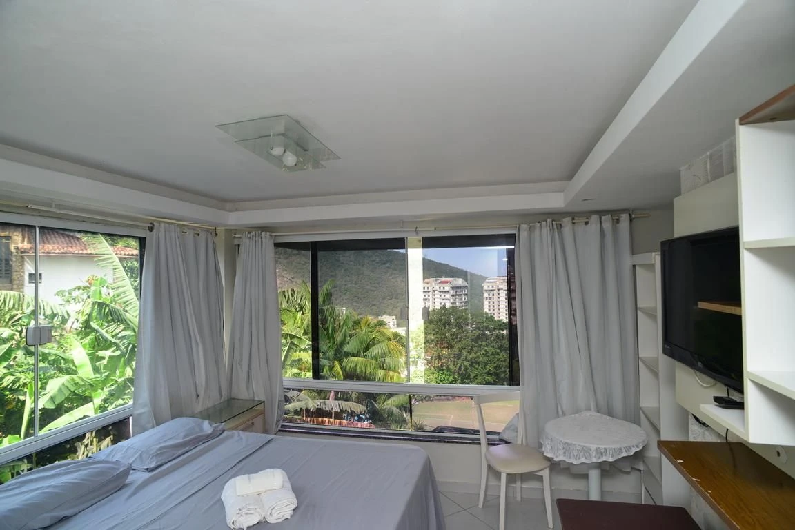 Furnished studio with 1 bedroom and condo pool