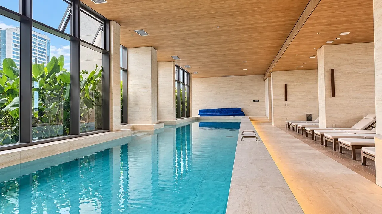 Glass-enclosed balcony in a 3-bedroom apartment, 115 m² — photo 25