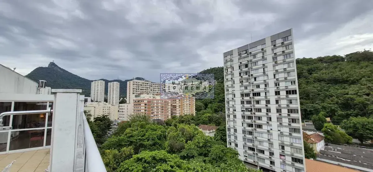 350 m² penthouse with 5 bedrooms and a glass balcony — photo 3