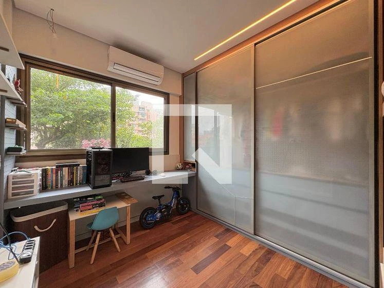 2-bedroom apartment with a glass-enclosed balcony — photo 9