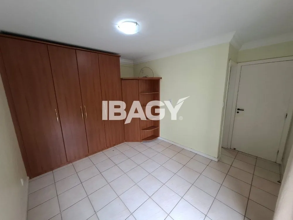 Apartamento amueblado de 3 dormitorios con balcón y parrilla — photo 24
