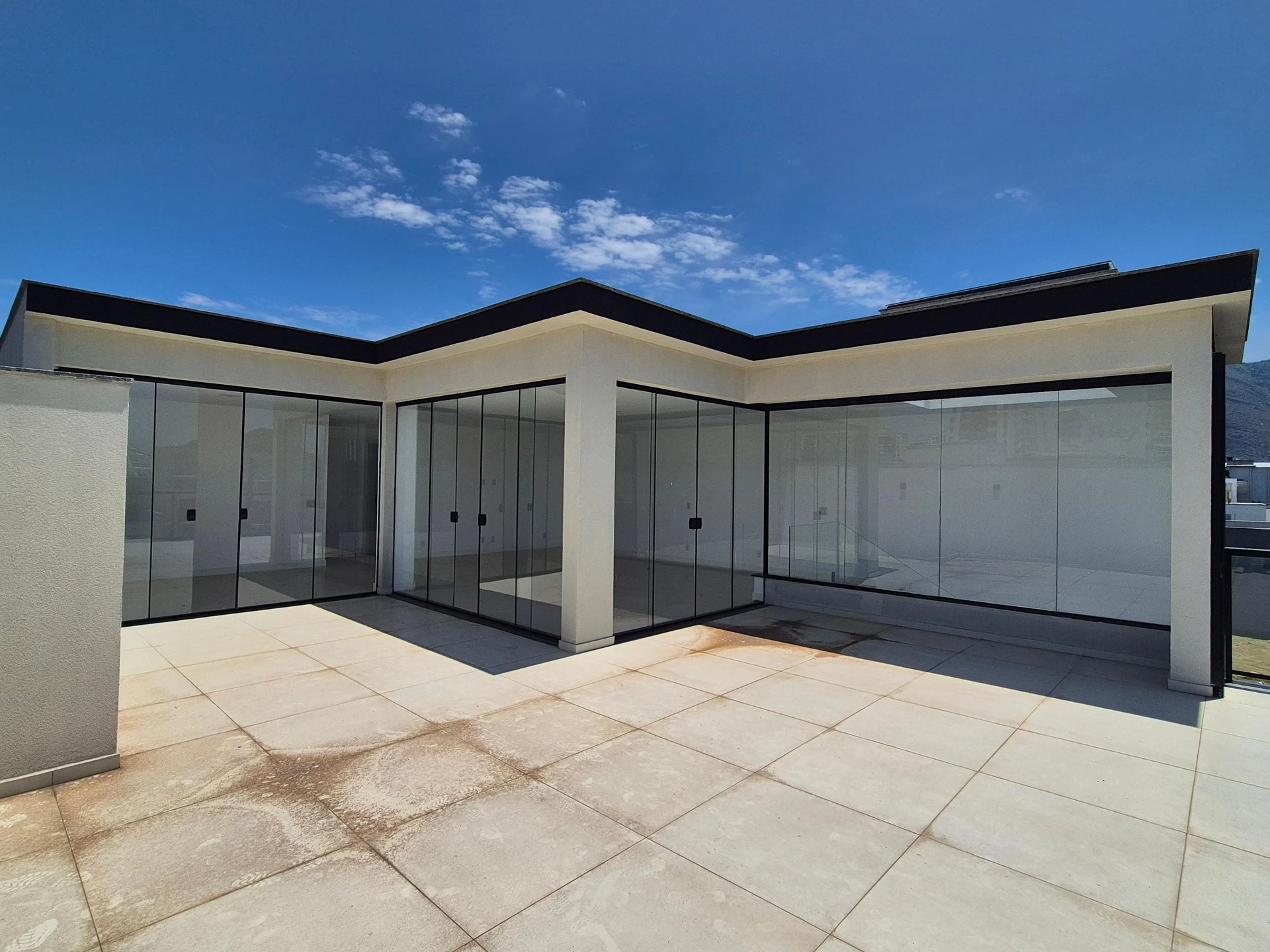 4-bedroom house with a glass-enclosed balcony — photo 18
