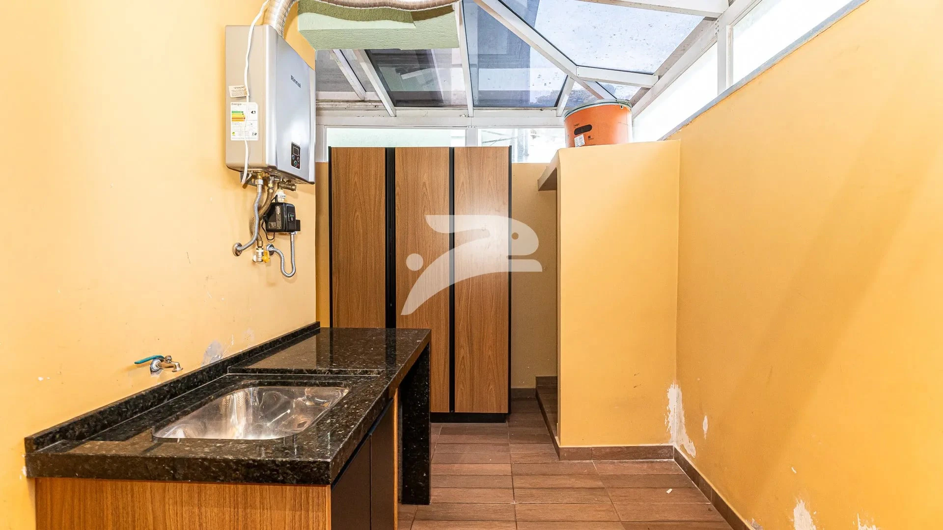 Balcony with a grill in a 3-bedroom house, 168 m² — photo 28