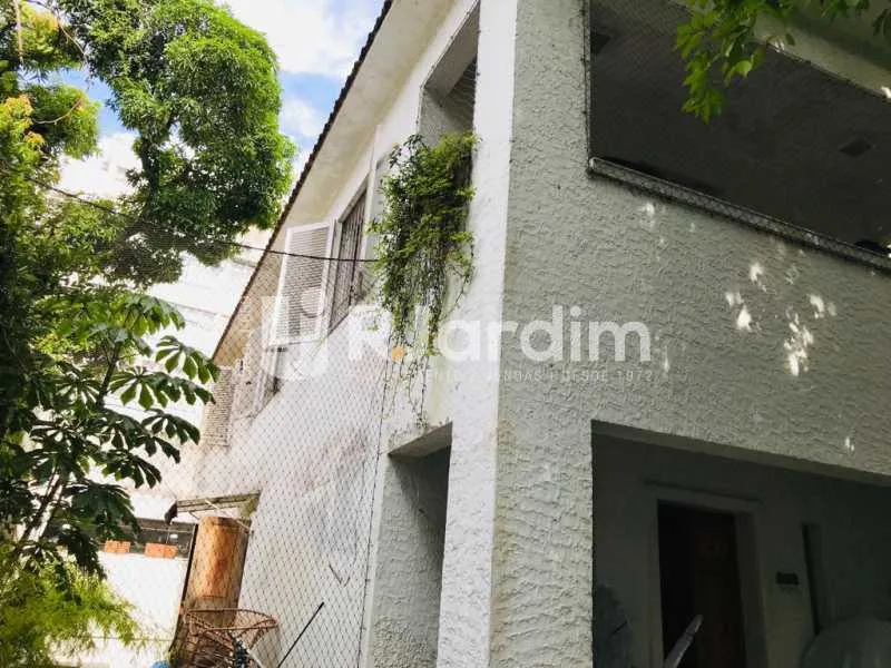 Residential house with a closed kitchen and gas stove — photo 24