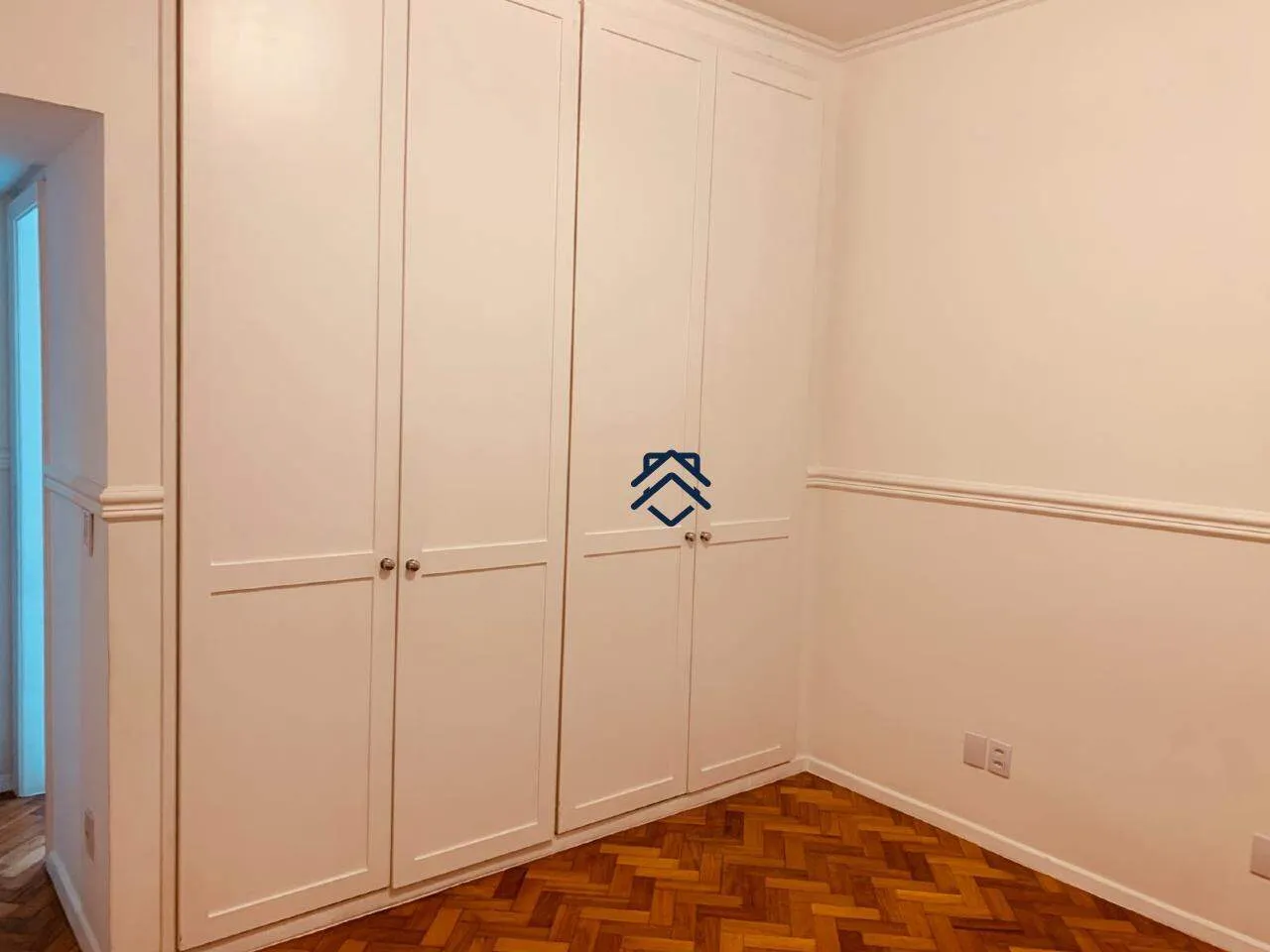 Walk-in closet in a 4-bedroom apartment, 180 m² — photo 2