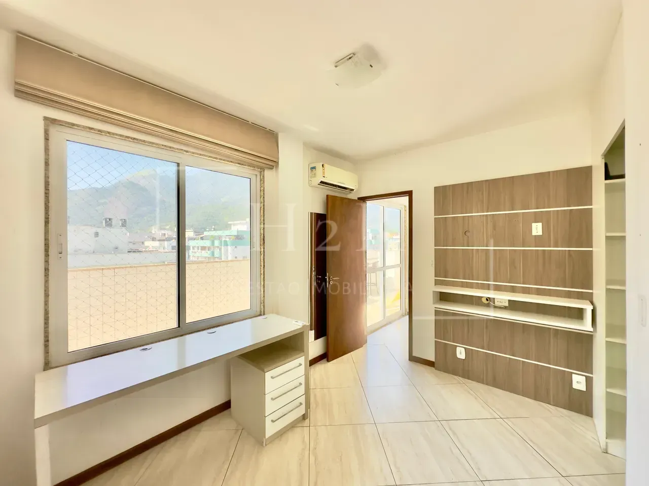 Furnished 3-bedroom apartment with balcony — photo 11