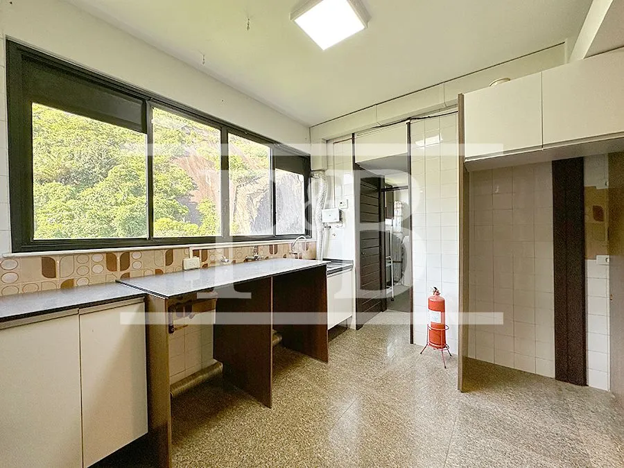 4-bedroom apartment with balcony and 319 m² — photo 36