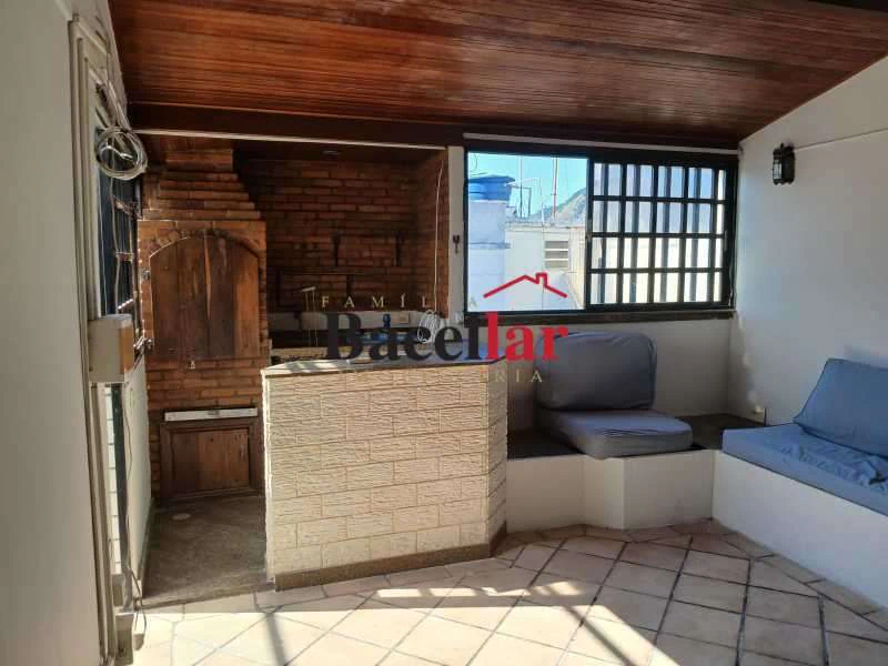 Top-floor apartment with 2 bedrooms and 2 baths, 122 m² — photo 3