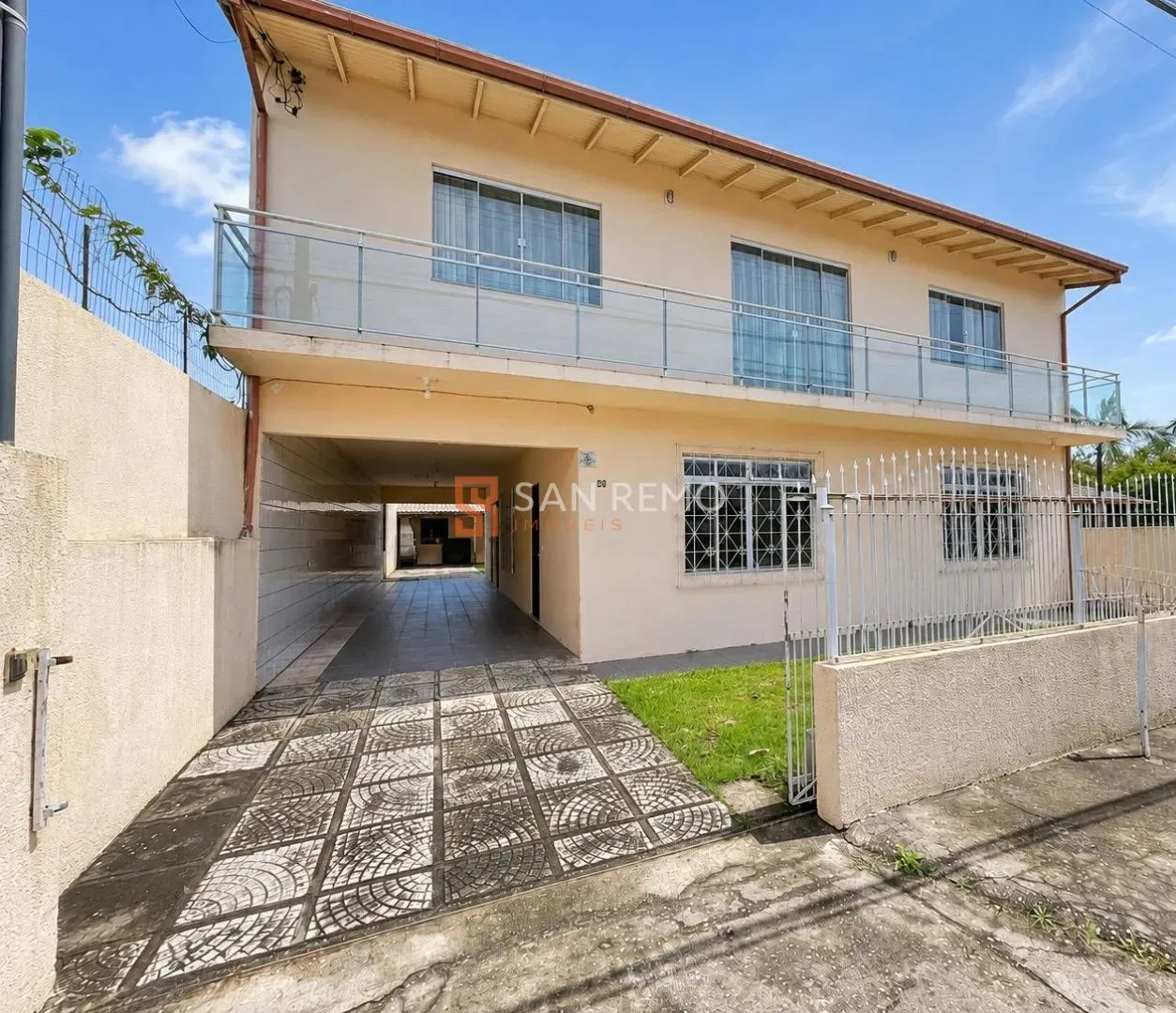 300 m² house with 5 bedrooms and a gas kitchen