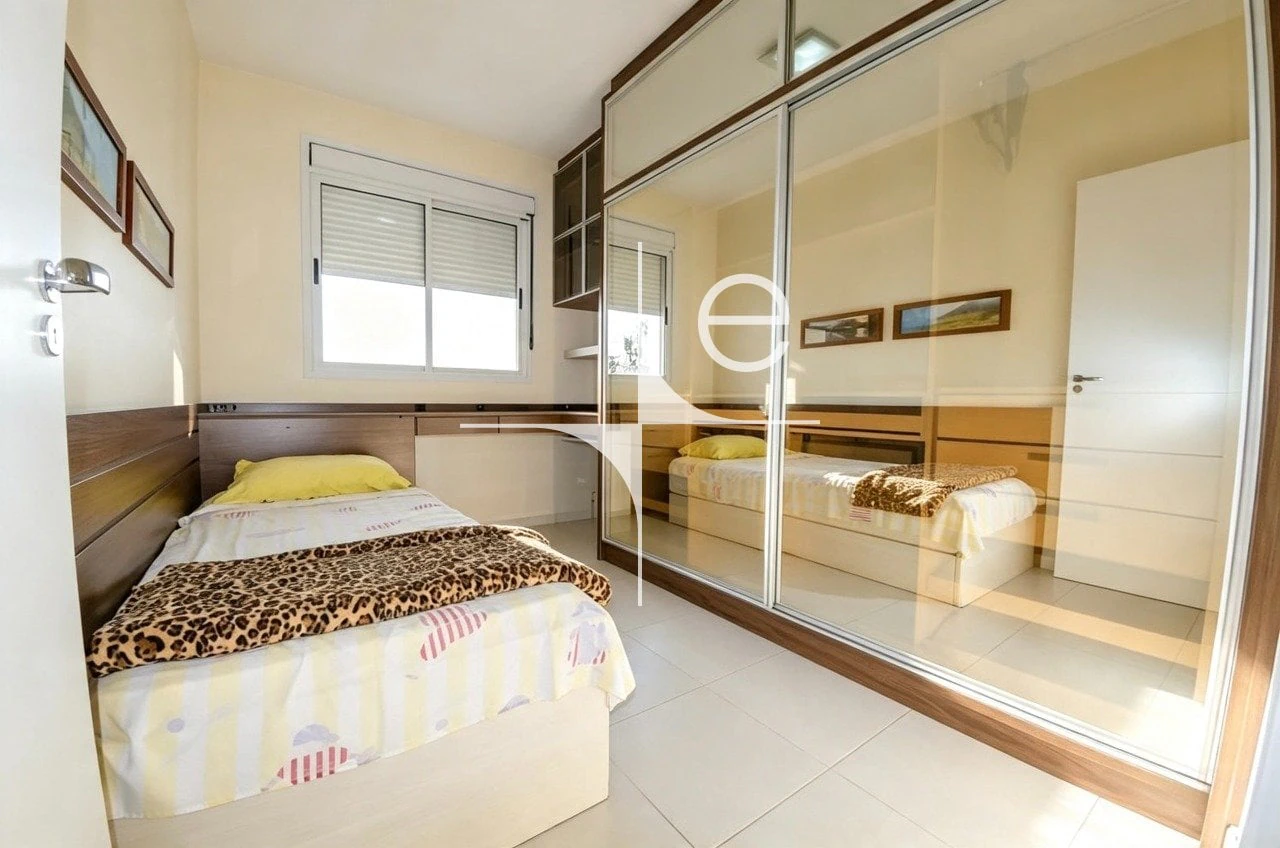 Furnished apartment, 85 m², with a glass-enclosed balcony — photo 13