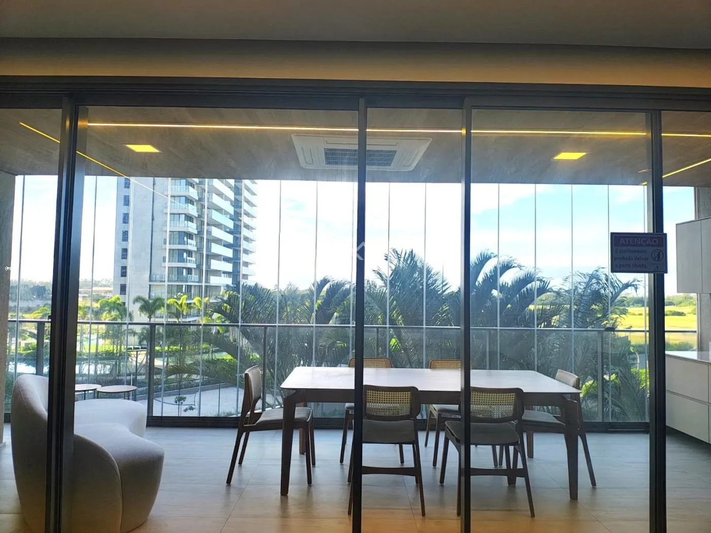 4-bedroom unfurnished apartment with glassed balcony — photo 4