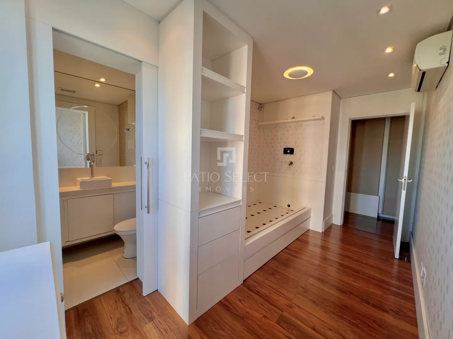 Гардеробная и 3 спальни: квартира 180 м² — photo 46