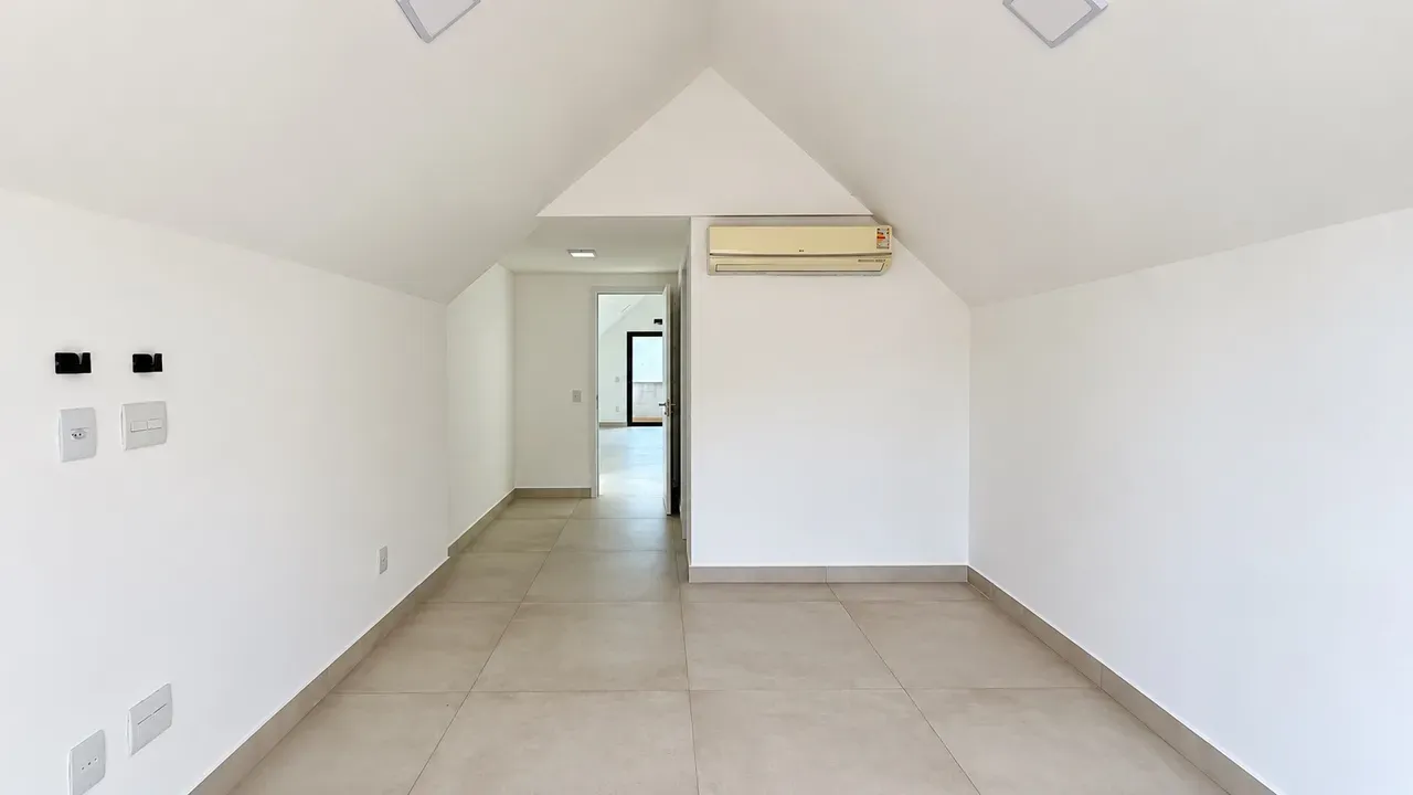 House, 360 m², with floor-to-ceiling windows — photo 22
