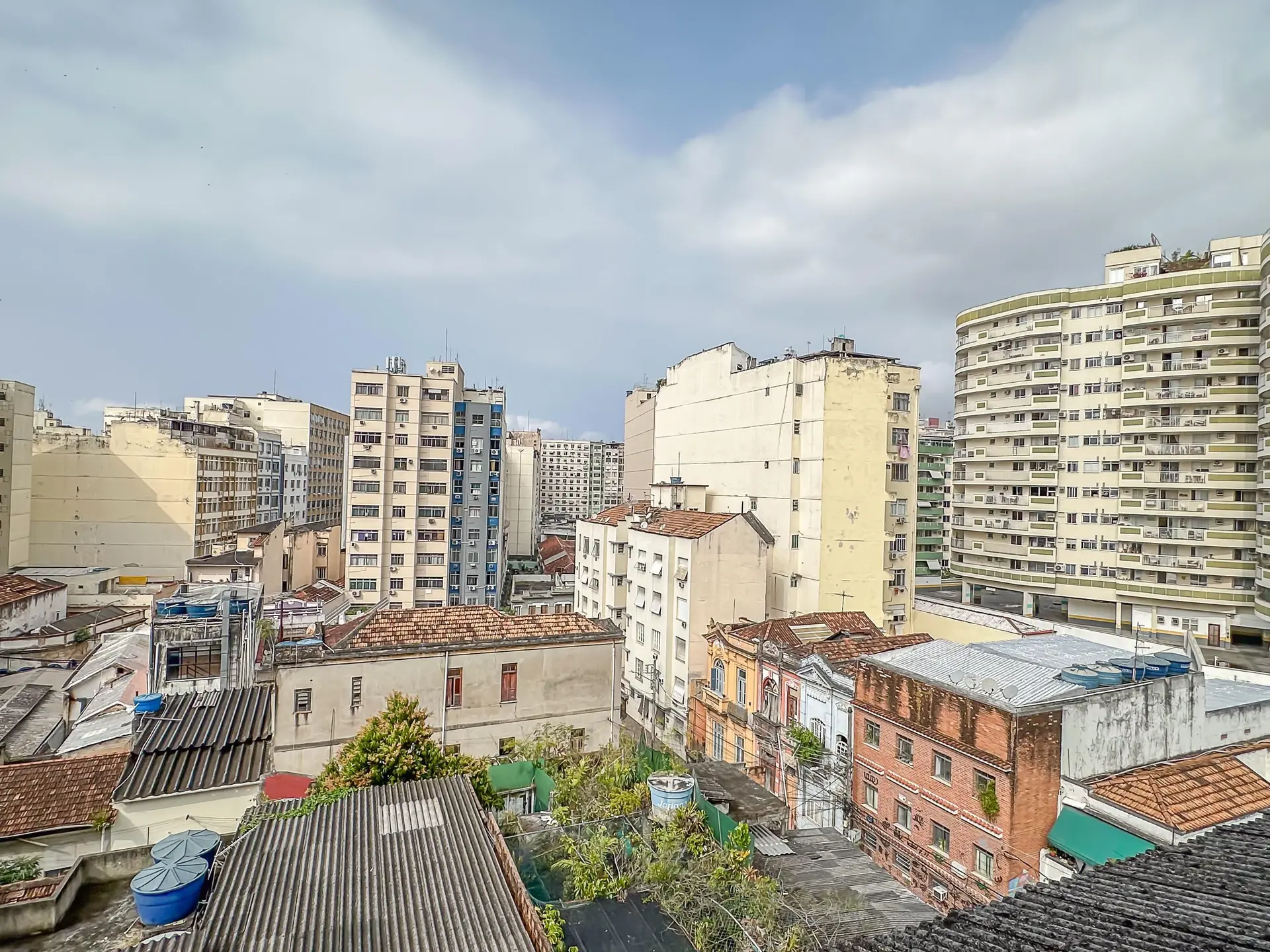 Furnished 2-bedroom apartment with a balcony — photo 39