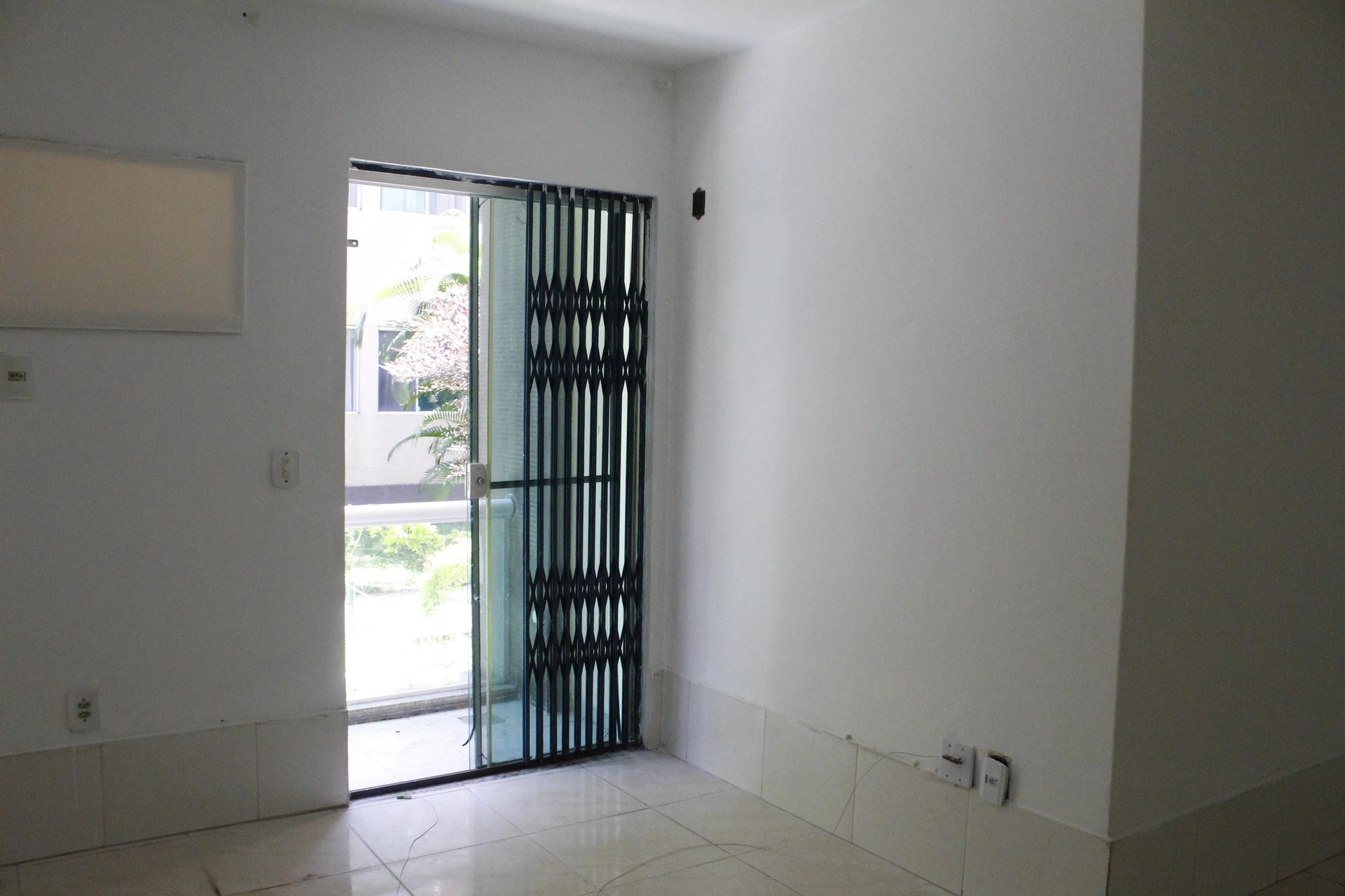 Unfurnished 2-bedroom apartment with a balcony — photo 17