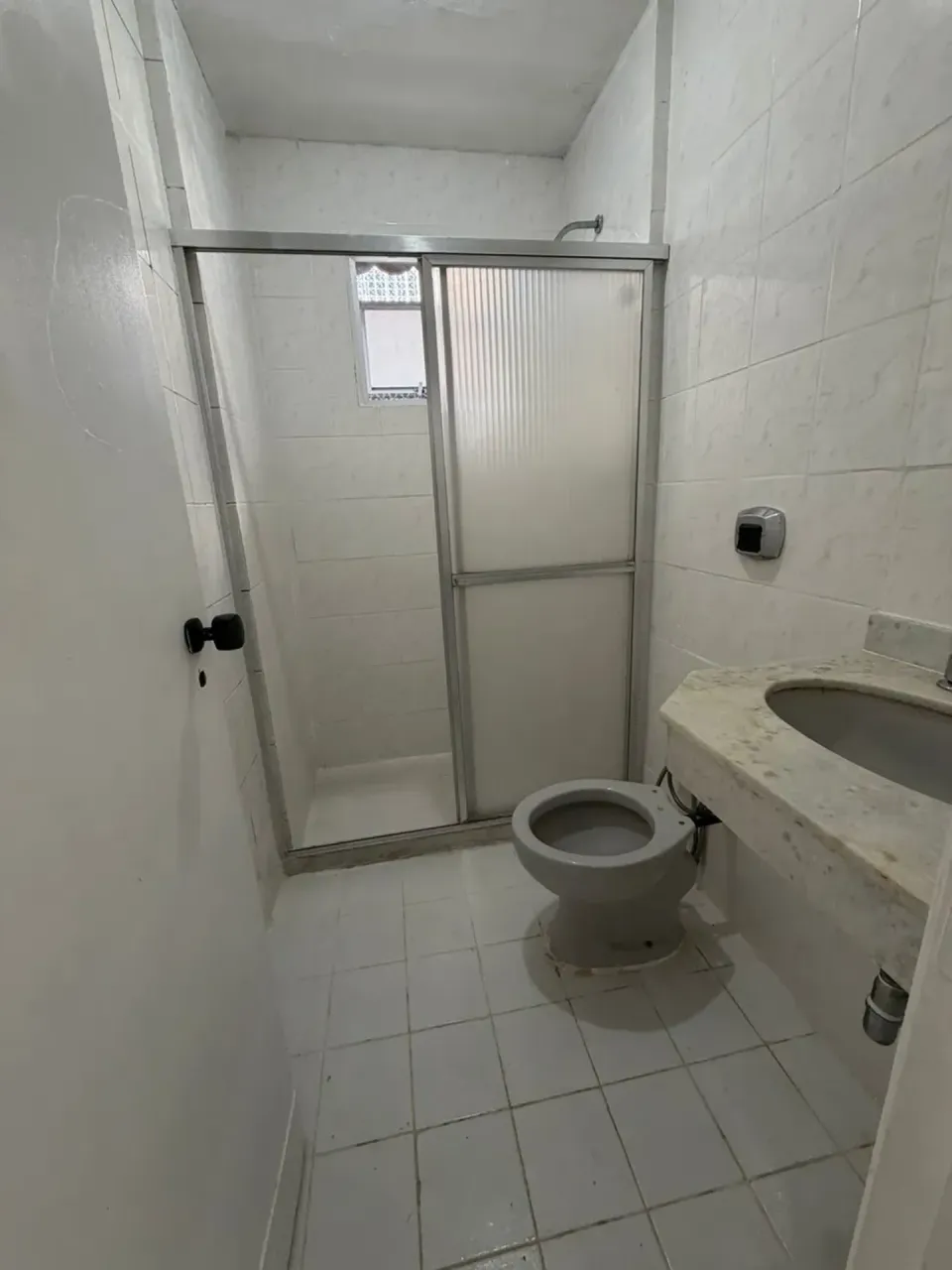 3-bedroom apartment with 2 bathrooms and glass shower — photo 11