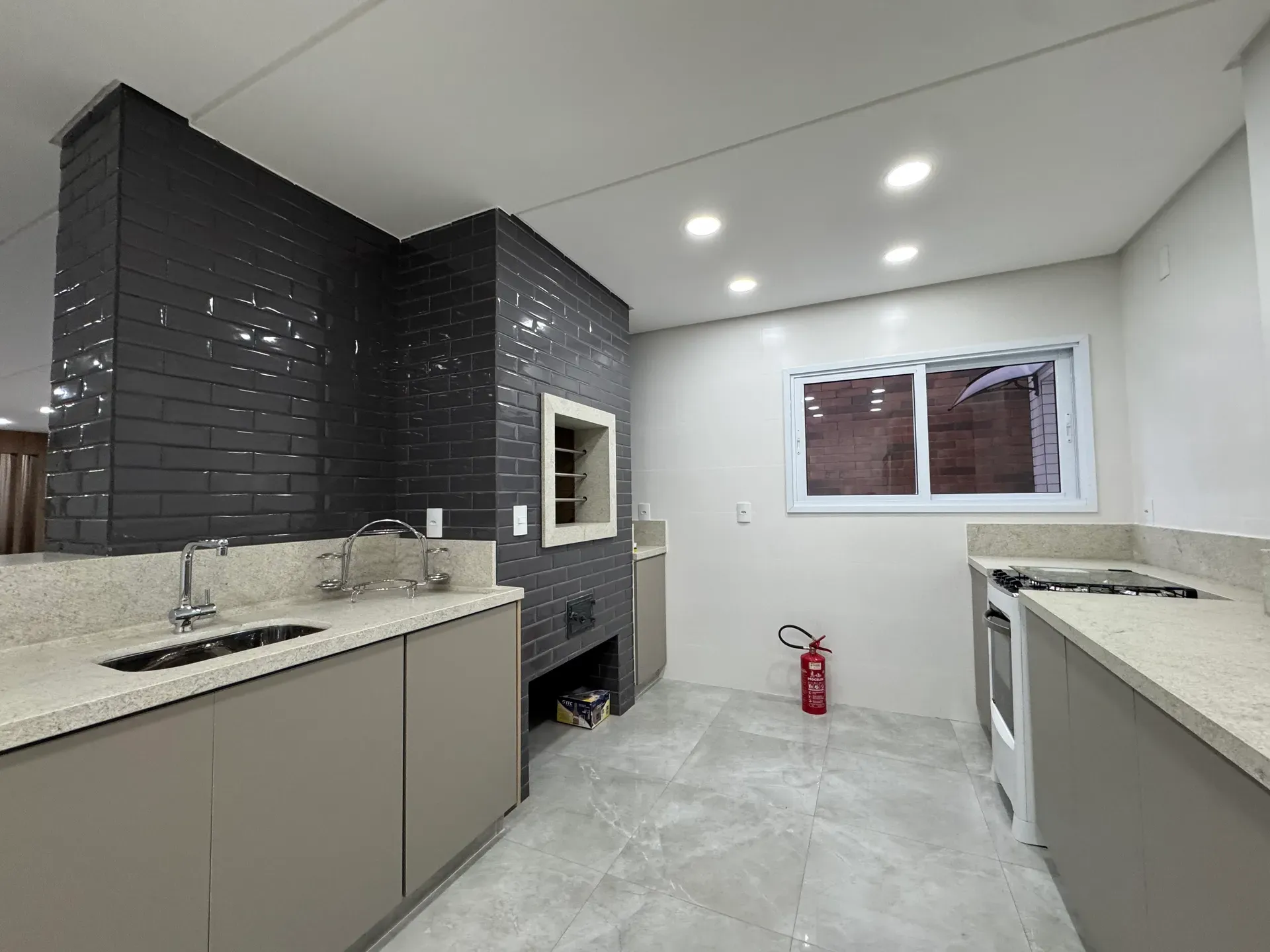 Furnished 2-bedroom apartment with open-plan kitchen — photo 24