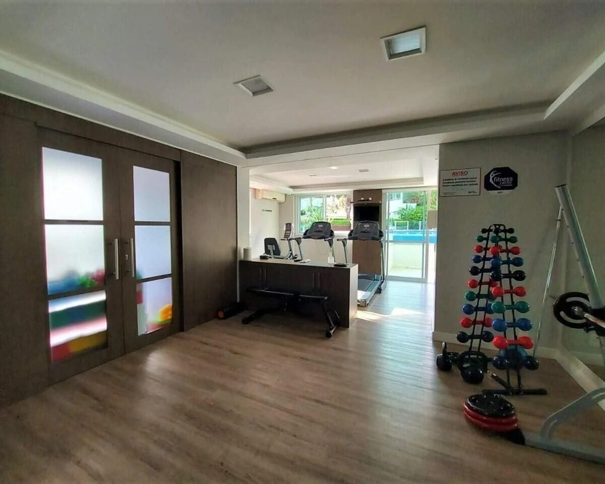Glass-enclosed balcony in a 4-bedroom apartment, 127 m² — photo 40