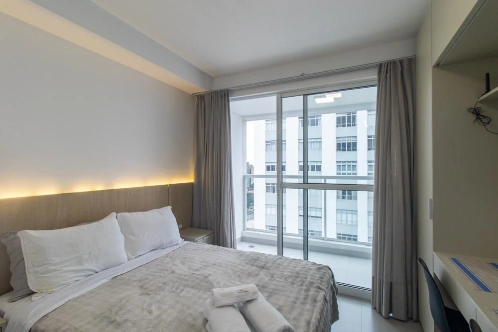 20 m² studio with a home office and floor-to-ceiling windows