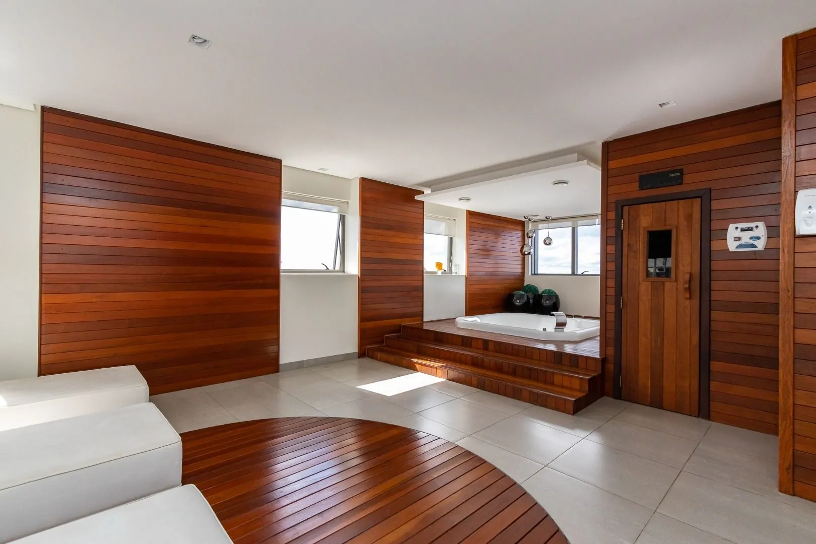 78 m² apartment with floor-to-ceiling windows and a bathtub — photo 40
