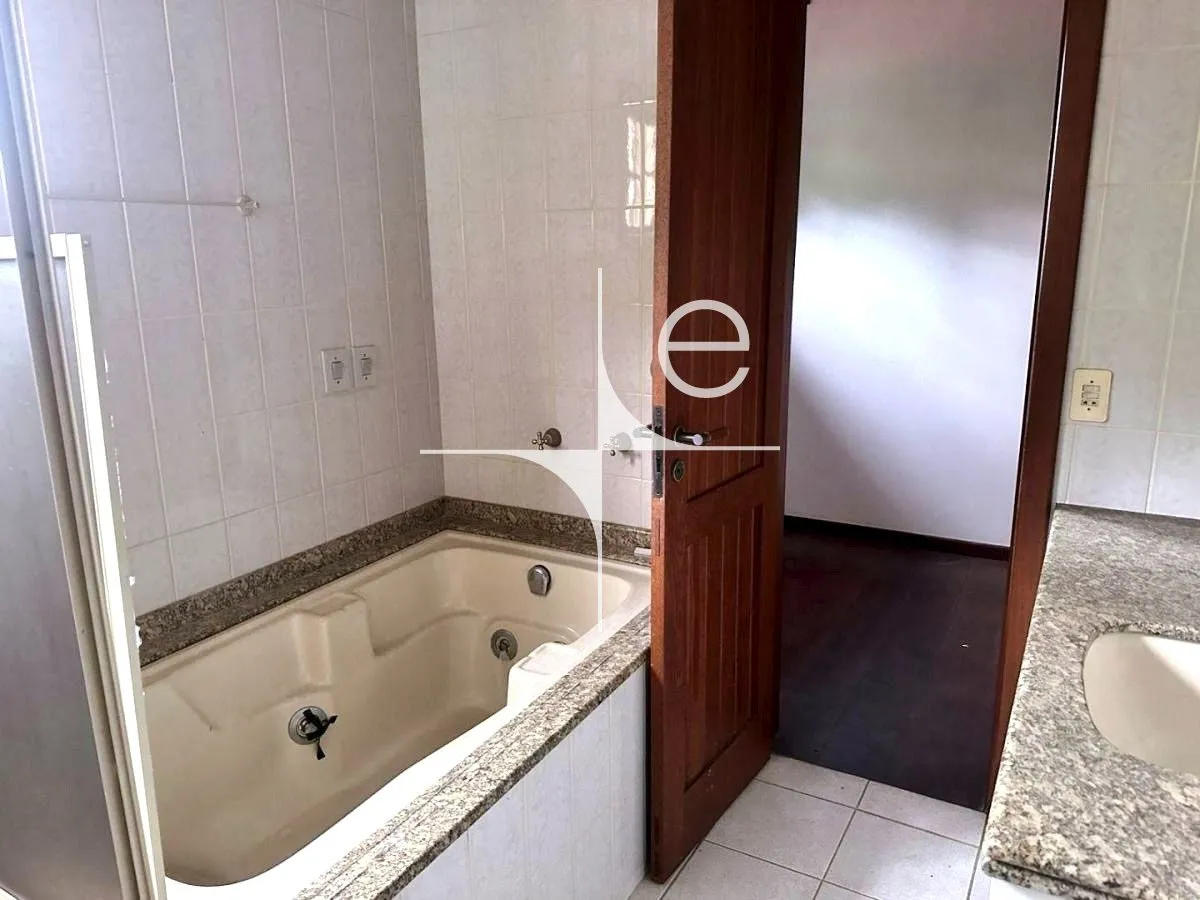 House with 3 bedrooms and 5 bathrooms, 481 m² — photo 24