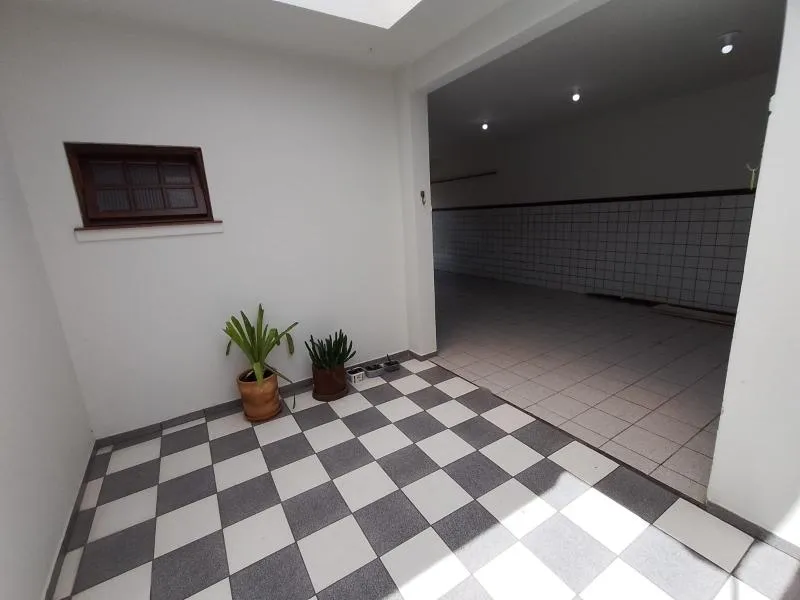 Bathtub in a 5-bedroom house, 250 m² — photo 35