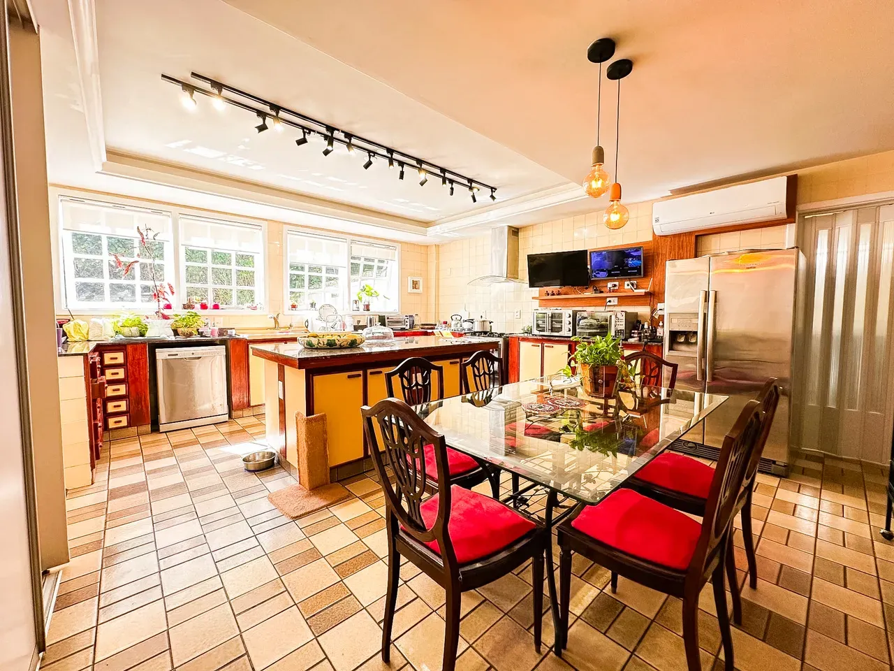 Furnished house with 4 bedrooms and 2993 m², 3 en-suites — photo 32