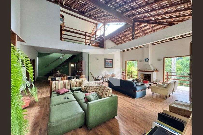 Casa com 5 quartos e 4 banheiros, jardim privativo