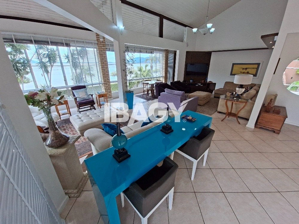 Furnished house with 4 bedrooms and 250 m²