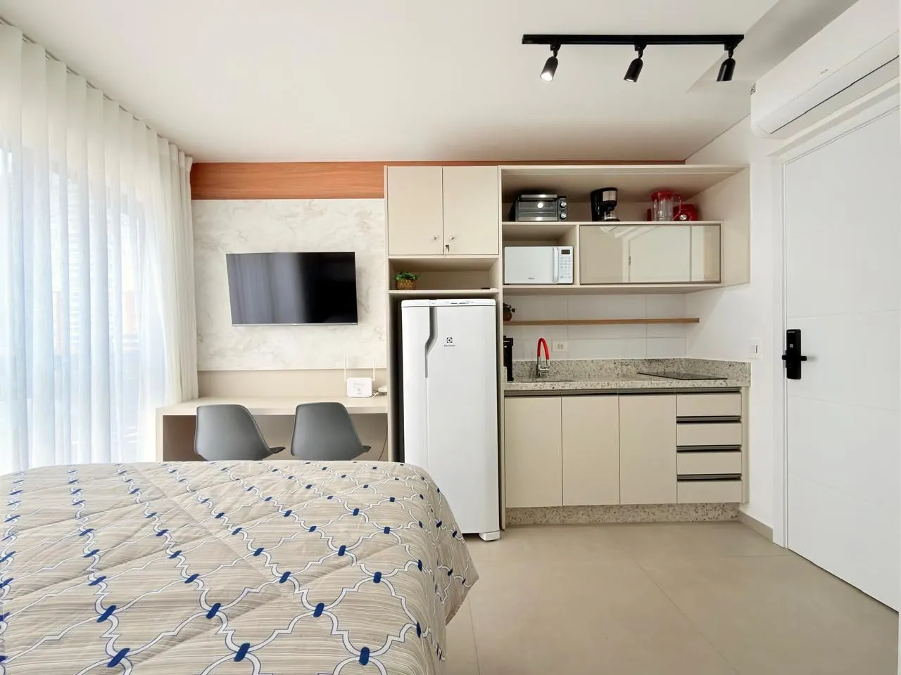 Furnished 36 m² studio with 1 bedroom and 1 bathroom — photo 3