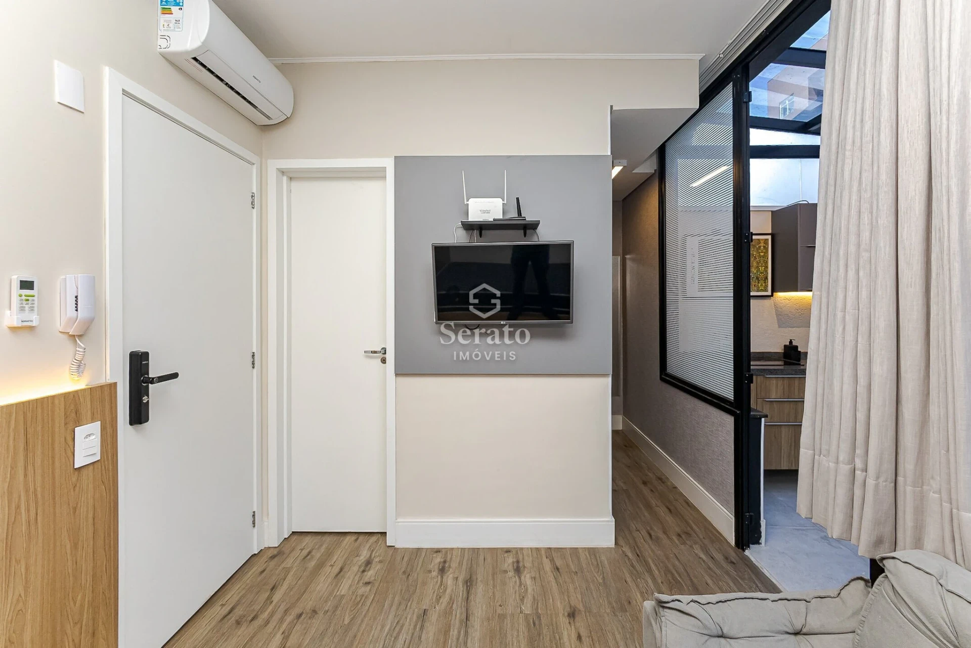 Walk-in closet in a one-bedroom apartment, 33 m² — photo 10