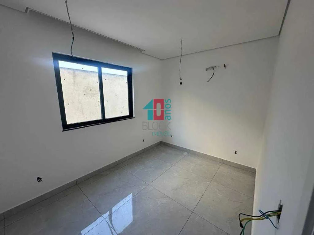 Casa com 5 suítes, 8 banheiros e 3 vagas para reformar — photo 24