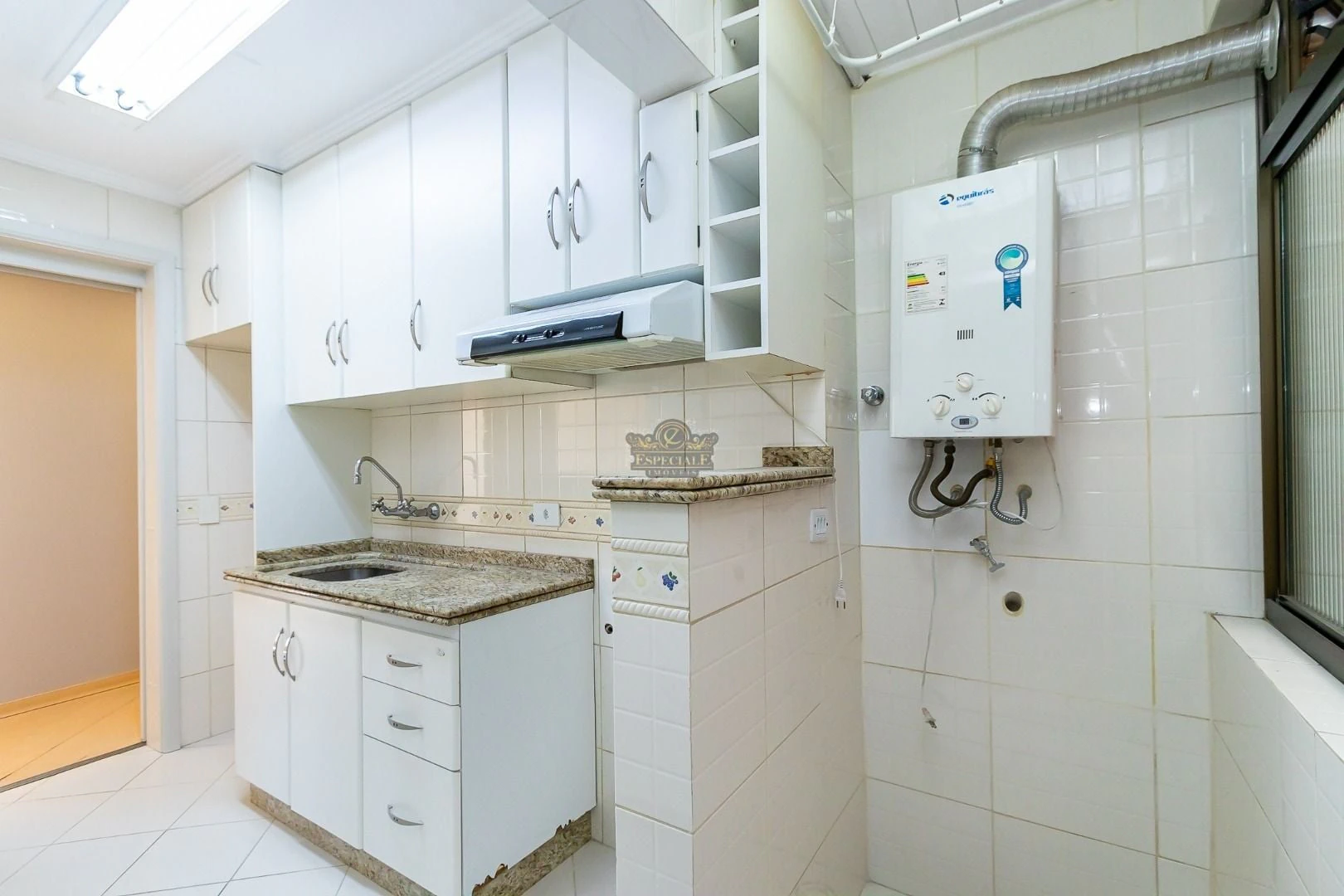 Wood or laminate floors in a 3-bedroom apartment, 86 m² — photo 3