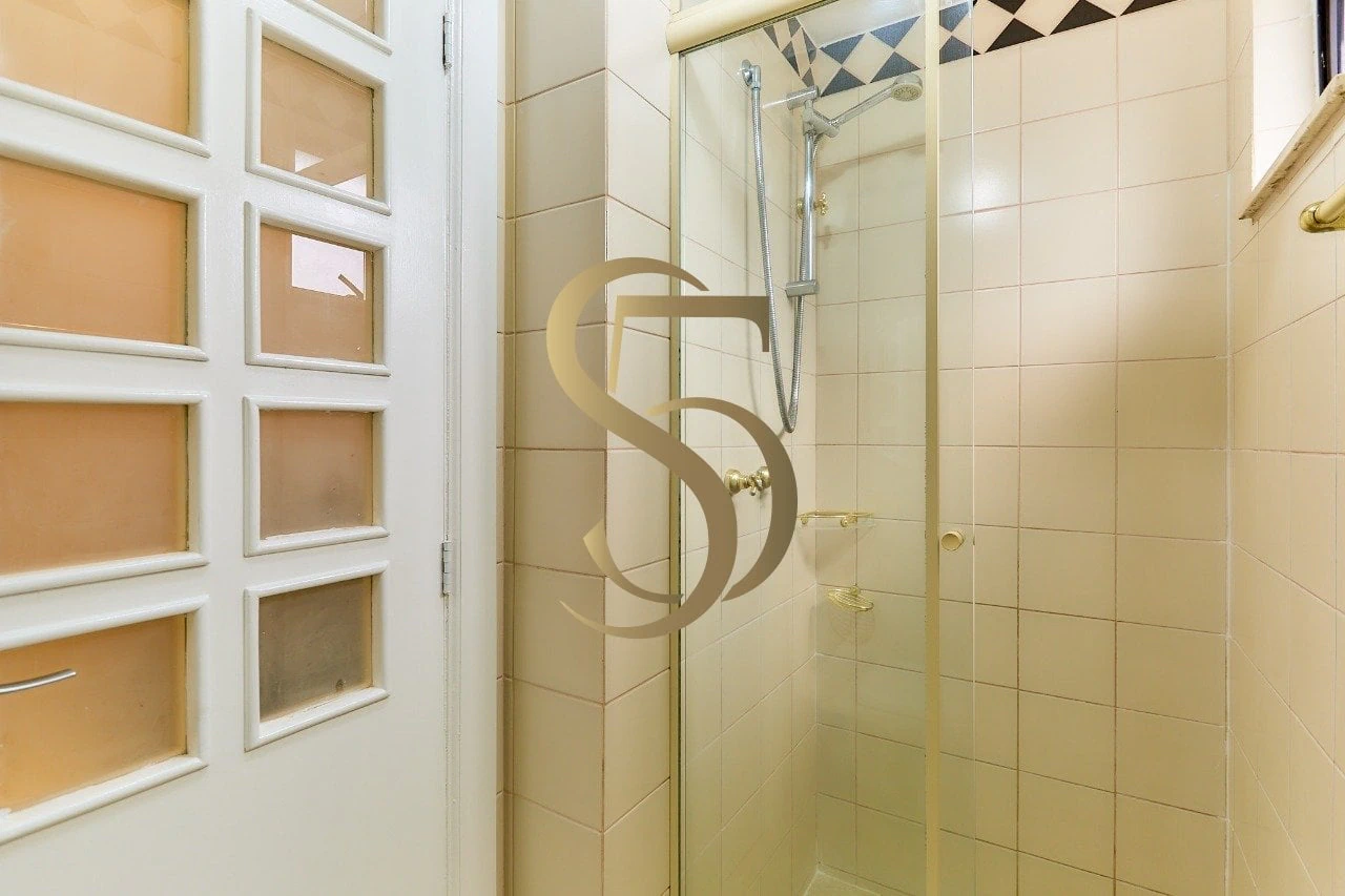 Bathtub in a one-bedroom apartment, 103 m² — photo 9