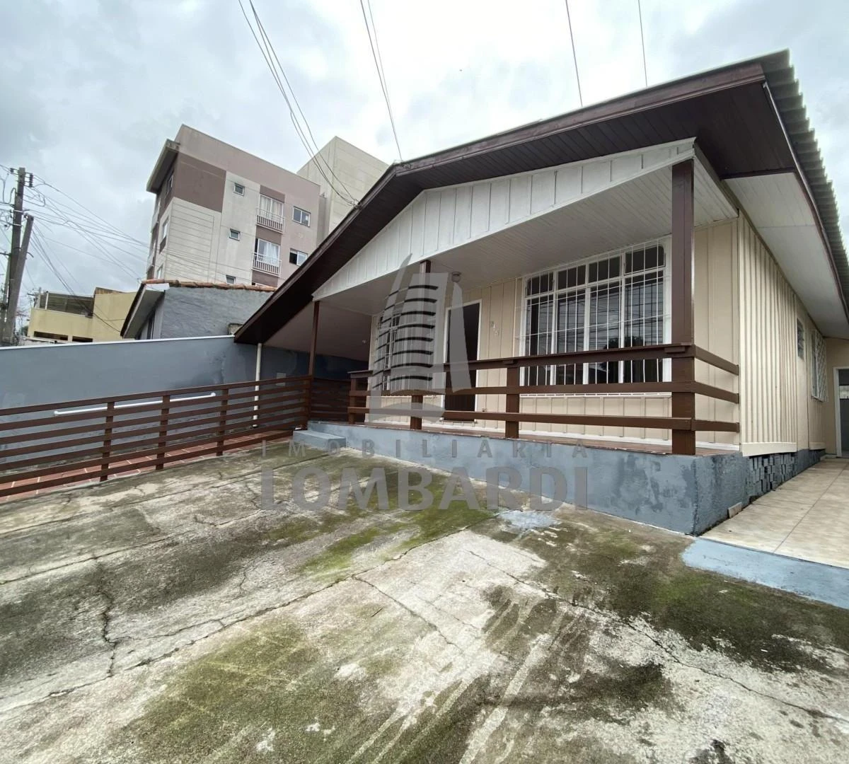 Wood or laminate floors in a 3-bedroom house, 100 m² — photo 4
