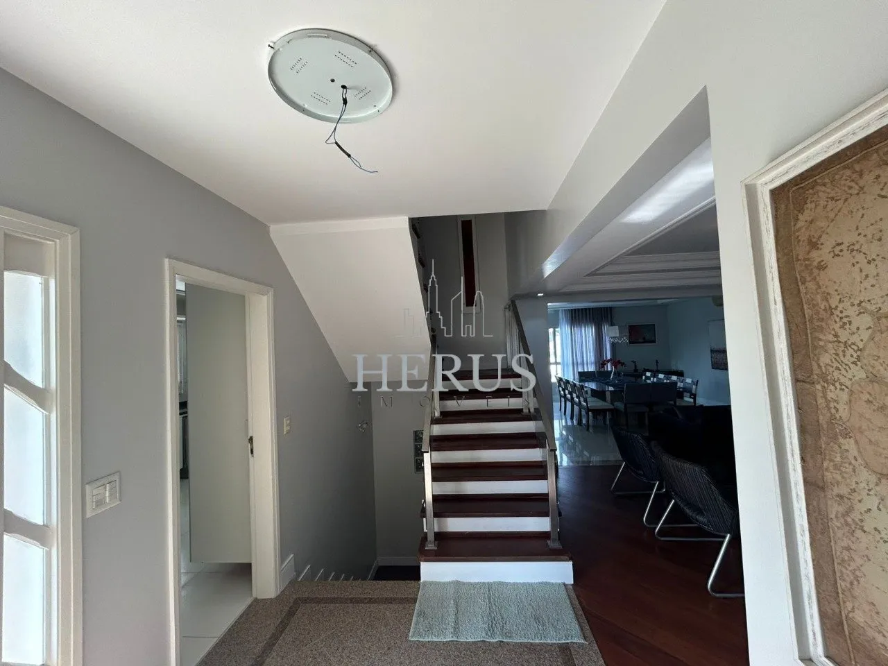 House with 4 bedrooms and 3 en-suite baths, 325 m² — photo 8