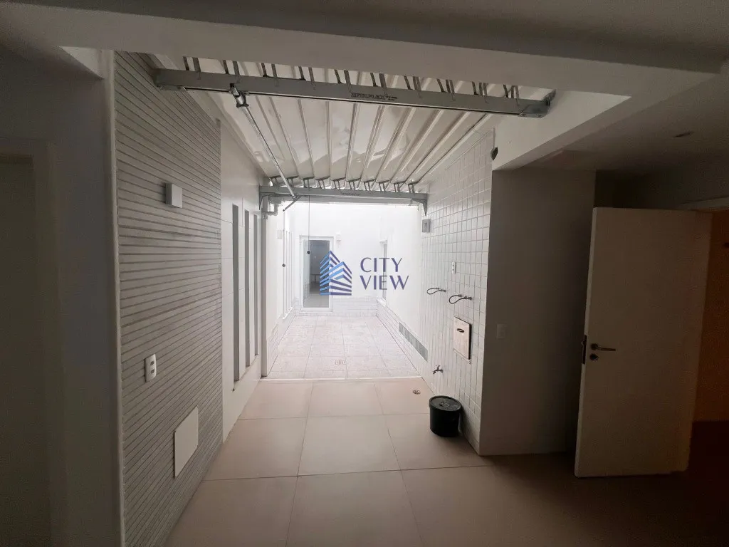 4-bedroom apartment with 5 bathrooms and a balcony — photo 40