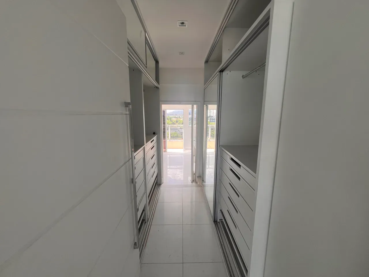 4-bedroom apartment with floor-to-ceiling windows — photo 2