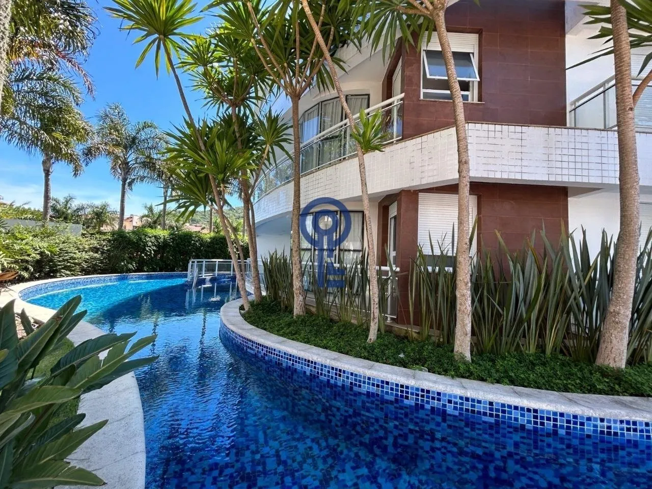 Furnished 318 m² apartment with 3 en-suites and balcony