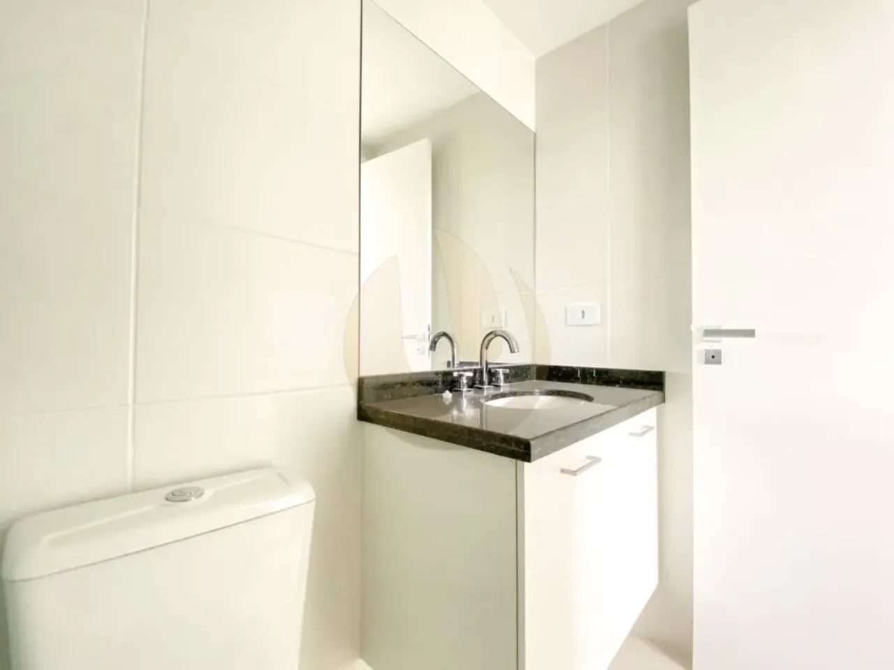 Unfurnished 1-bedroom apartment with open-plan kitchen — photo 12