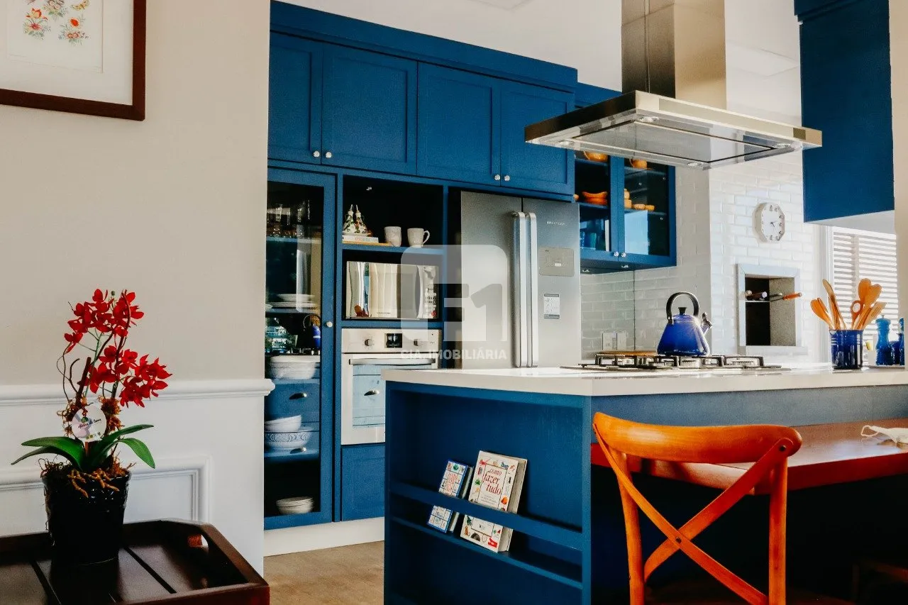 Furnished apartment, 397 m², with a glass-enclosed balcony