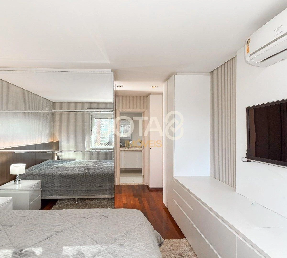 Furnished 4-bedroom apartment with open-plan kitchen — photo 20