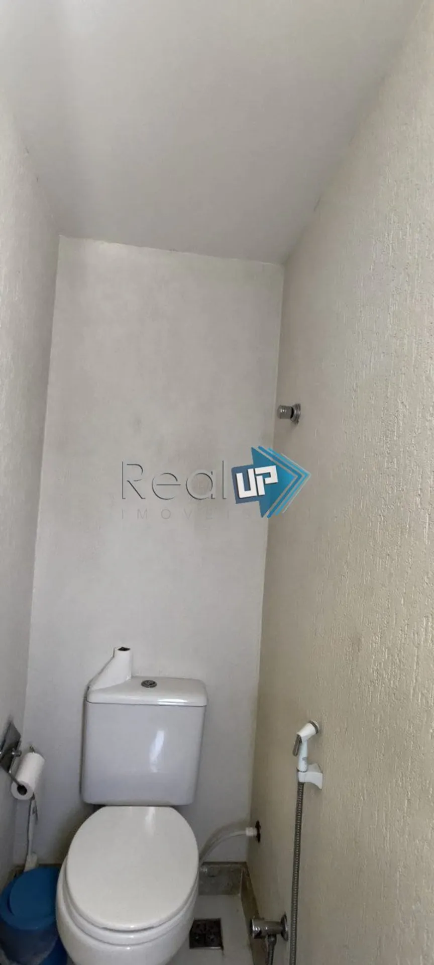 Unfurnished apartment with 3 bedrooms and a glazed balcony — photo 42